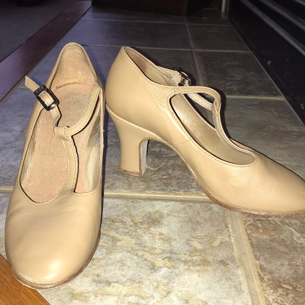 Tan character shoes size 6